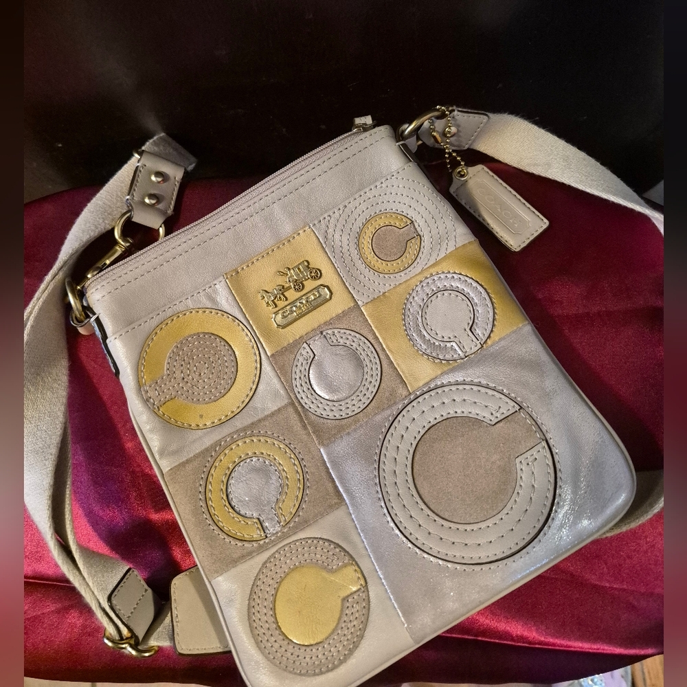 LN ⚘️ COACH ⚘️ MADISON "MIA" SWINGPACK 💝Inlaid Suede & Leather 🌟Metallic Beige